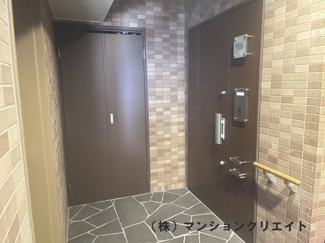 ロアール濱町桜橋 粋人の玄関|外玄関です。角部屋なのでアルコープスペースがあります。
