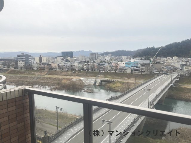 ロアール濱町桜橋 粋人のバルコニー|南側バルコニー。オプションでウッドデッキを敷いてあります。