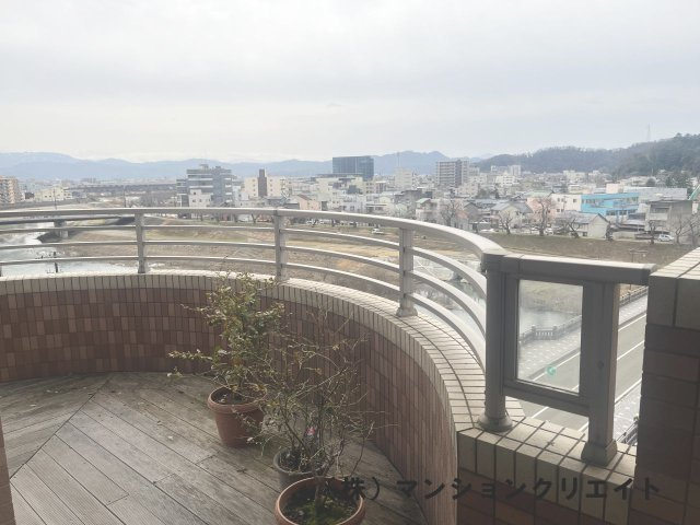 ロアール濱町桜橋 粋人の展望|バルコニー角は広くなっていて、テーブルやイスを出してお花見はいかがでしょうか？