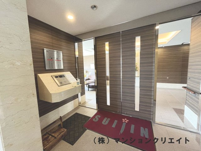 ロアール濱町桜橋 粋人の駐車場|地下1Fの駐車場　奥に見える緑のエレベーターに乗って１F駐車場から自動シャッターを空けて、地上に出ます。雪の心配一切なし！