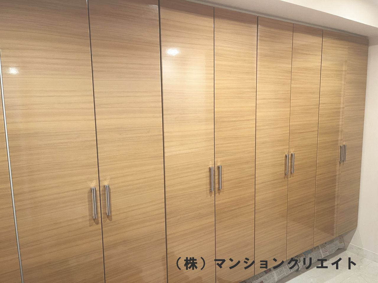 ロアール濱町桜橋 粋人の収納|大容量の玄関収納　下足入れと収納が壁一面に並んでいます。この他にも玄関前には、約2.5帖の納戸もあり、収納スペースには困りません。