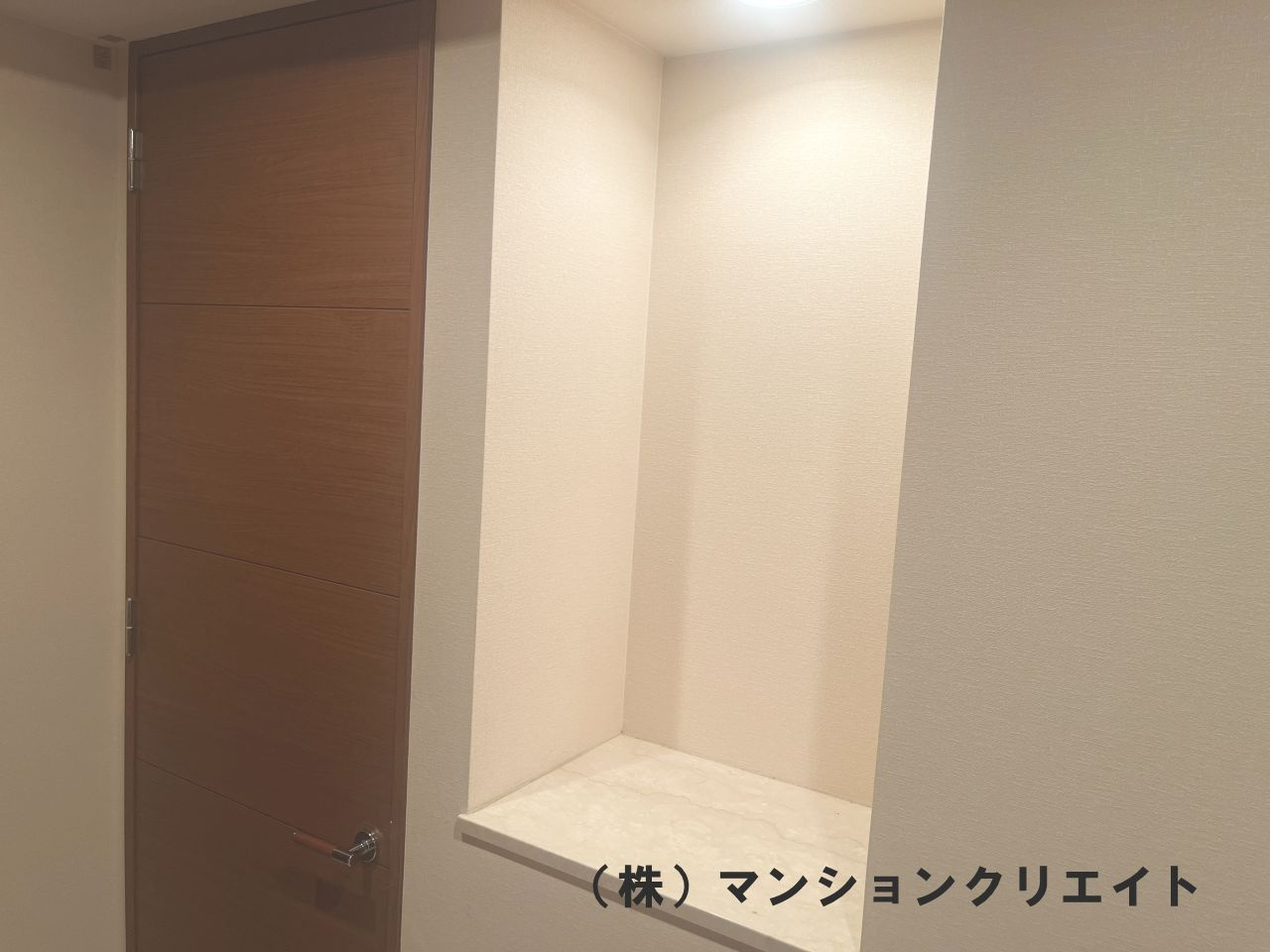 ロアール濱町桜橋 粋人の玄関|玄関横のニッチ　飾り棚に最適です　横の茶色い扉はトランクルームの扉です。トランクルームは広くて色々な収納にとても役立ちます。