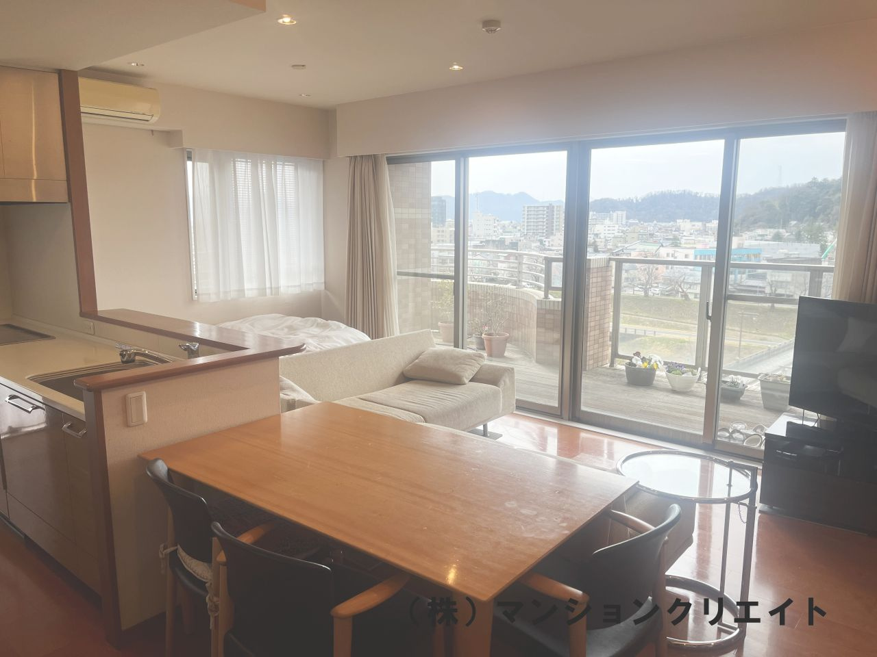 ロアール濱町桜橋 粋人の居間・リビング|LDK21.8帖　二面採光で明るく、見晴らしがよいお部屋です。これからの時期、足羽川に咲く桜をリビングから眺められます(^^♪