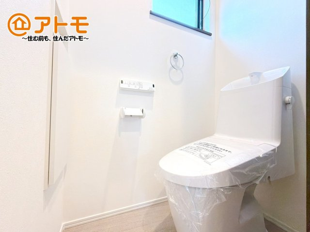 【トイレ】 | 裾野市石脇　新築一戸建て　全1棟 | 窓があり換気もすぐにできる、清潔感のあるトイレです♪
