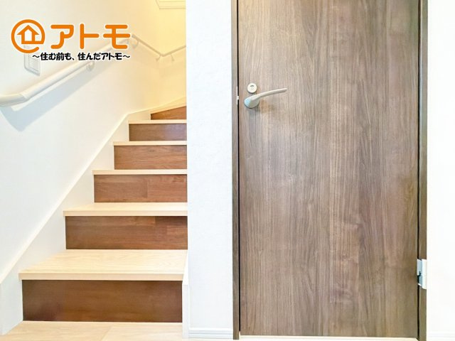 【内装】 | 裾野市石脇　新築一戸建て　全1棟 | 階段は緩やかで手すりもついているので上りやすくなっています！