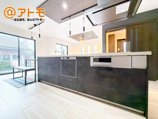 【キッチン】 | 裾野市石脇　新築一戸建て　全1棟 | リビングで遊ぶお子様にも目が届く、安心感で選ぶなら対面キッチン♪