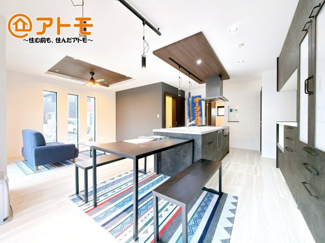 【居間・リビング】 | 裾野市石脇　新築一戸建て　全1棟 | 広々と開放的なLDKは、家族が自然と集まる広さ♪お子様のリビング学習にもピッタリ♪