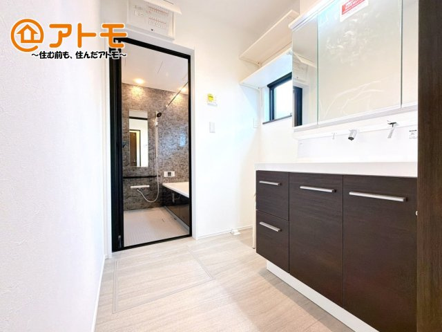 【独立洗面台】 | 裾野市石脇　新築一戸建て　全1棟 | 洗面所って朝に混み合いませんか？広々とした脱衣所、３面鏡の独立洗面台で朝の時間を少しお手伝い♪