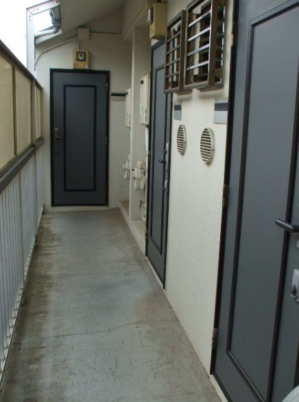 メゾンしなのの玄関