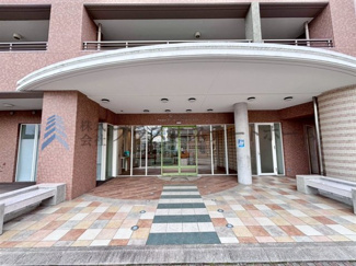 【居間・リビング】 | ワコーレ須磨名谷ステーションフラッツ | 庇の大きなエントランス入口♪