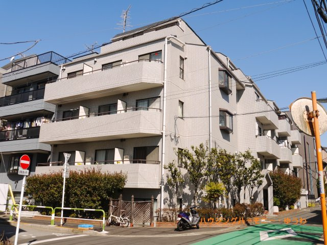 【外観】 | グランドコート駒込 | 陽光浴びる外観がシンプルな外観をより際立たせ、人々の記憶に存在感を植え付けます。