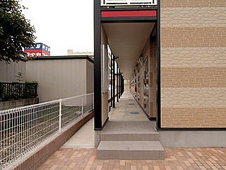 レオパレスMANABEのエントランス