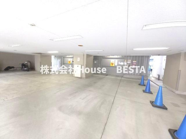 レジディア神戸磯上の駐車場