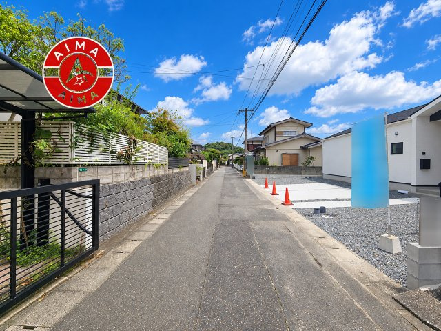 太宰府市青山1丁目第2-1棟(1号棟)の前面道路含む現地写真|前面道路は閑静な住宅地をはしる車通りの少ない道路。お車の出し入れが苦手なママや小さなお子様にも安心ですね。しっかり舗装もされているので、ベビーカーや自転車で通っても快適に通行できます。