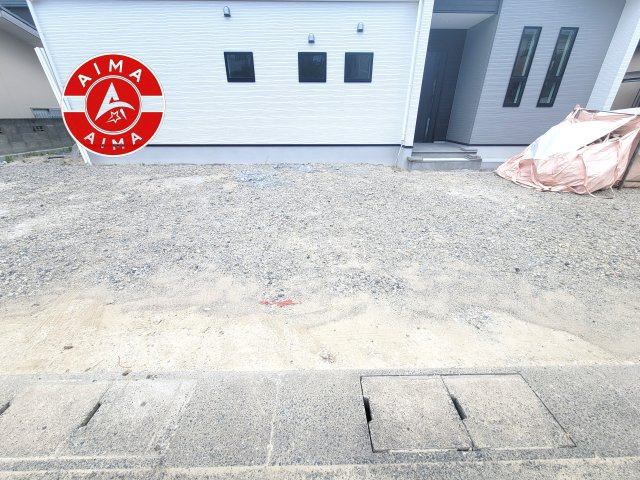 太宰府市青山1丁目第2-1棟(1号棟)の外観|広々した駐車場です。