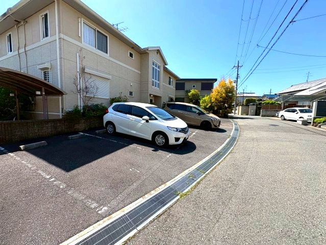 OLIVEN HAUS高辺の駐車場