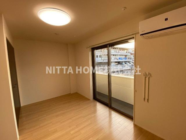 辻が花の洋室|バルコニーつ付きの洋室です＊