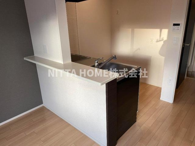 辻が花のキッチン|１０．４帖の洋室にカウンターキッチンを設置しています◎