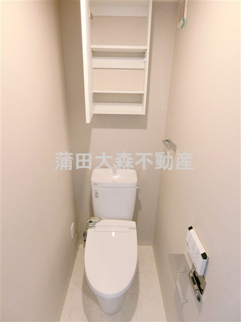COCOCUBEココキューブ西蒲田のトイレ|吊戸棚収納と温水洗浄暖房便座付きのトイレ