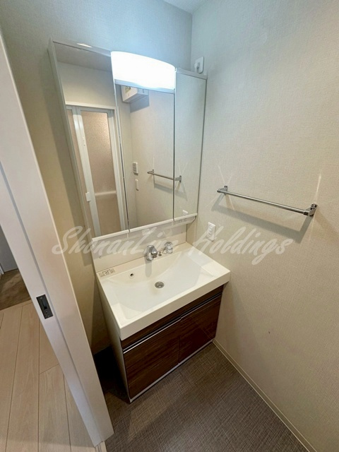 ベイサイドヒルズ関内の独立洗面台|三面鏡、シャワー付き洗面台♪