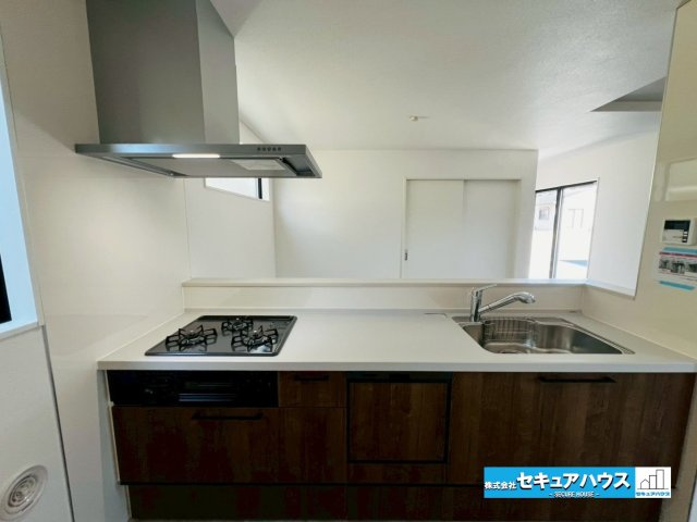 【本日ご案内可能】刈谷市井ケ谷町　全1棟のキッチン|【キッチン】
◆同時にたくさんの料理が調理できる。「焼く・蒸す・煮る」の工程を同時進行で進めることができるので、料理を素早く作ることができます。
◆洗い物の時短に繋がる食洗機付きのキッチンです♪　　　