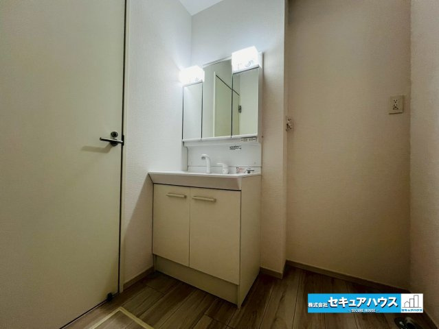 【本日ご案内可能】刈谷市井ケ谷町　全1棟の独立洗面台|【独立洗面台】
◆鏡の裏にはたっぷりと収納スペースを標準装備！
◆電源を付属しているのでドライヤーなど利用できます。
◆洗面台下にも収納スペースがあるため、洗剤やシャンプーのストックを入れられます。　
