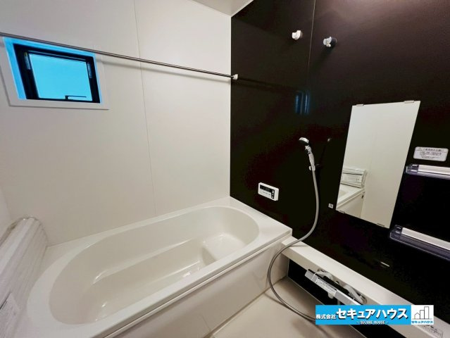 【本日ご案内可能】刈谷市井ケ谷町　全1棟の浴室|【浴室】
◆アクセントパネルで落ち着きのある雰囲気を演出します。毎日の疲れを癒やすバスタイムをお楽しみ下さい！
◆窓付きで、カビの繁殖を抑える効果があります。
◆追い炊き機能付きのオートバスです。　　