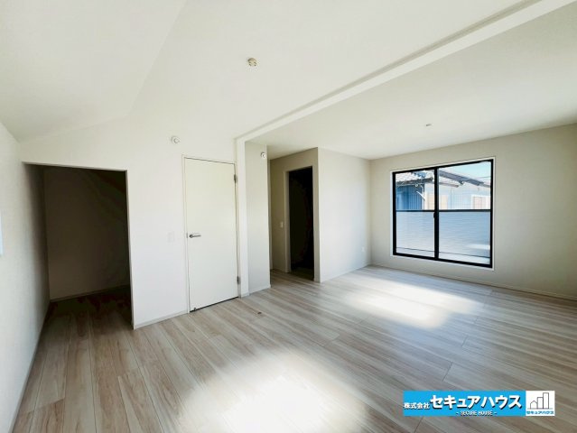 【本日ご案内可能】刈谷市井ケ谷町　全1棟の洋室|【洋室15.2帖】
◆廊下に繋がるドアが2つ設計されておりお部屋を2つに分けることが可能です。家族構成の変化やお子様の成長に合わせて8.5帖と6.7帖のお部屋にリフォームすることができます。　　　　　