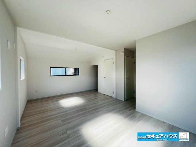 【本日ご案内可能】刈谷市井ケ谷町　全1棟の洋室|【洋室15.2帖別角度】
◆家族一人ひとりの大切なプライベート空間。趣味に合わせて使って頂けるようシンプルに仕上げてあります。暮らし心地を大きく左右する収納を、適材適所に配置し使い勝手を考慮しました。