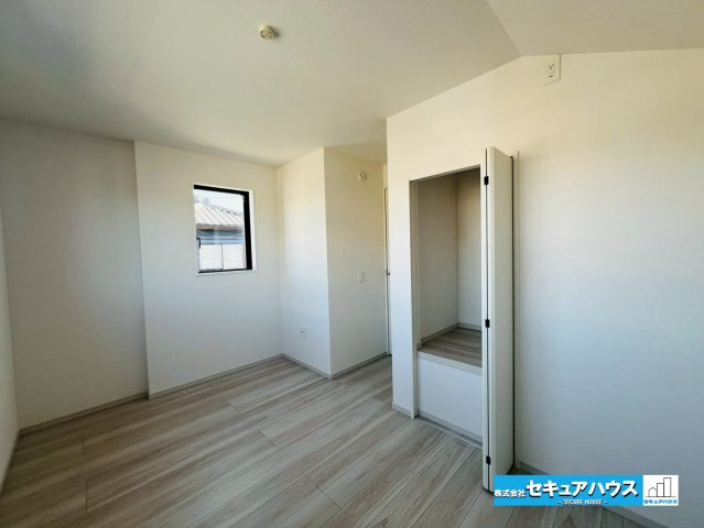 【本日ご案内可能】刈谷市井ケ谷町　全1棟の洋室|【洋室5.5帖】
◆お子様のお部屋や主寝室、来客時の宿泊室、趣味のお部屋としてもご利用いただけます♪
◆2面窓があるため陽当たり、通風共に良好です。全居室収納付きのため各居室ごとに荷物を入れられます。