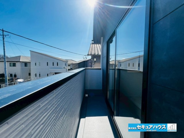 【本日ご案内可能】刈谷市井ケ谷町　全1棟のバルコニー|【バルコニー】
◆見晴らしもよく、太陽の温かな温もりをめいっぱい受け止めてくれます。
太陽の光と爽やかな風を受けたお洗濯物はあっという間に乾き、取りこむ時には太陽の匂いを感じられそうですね。　　　　　