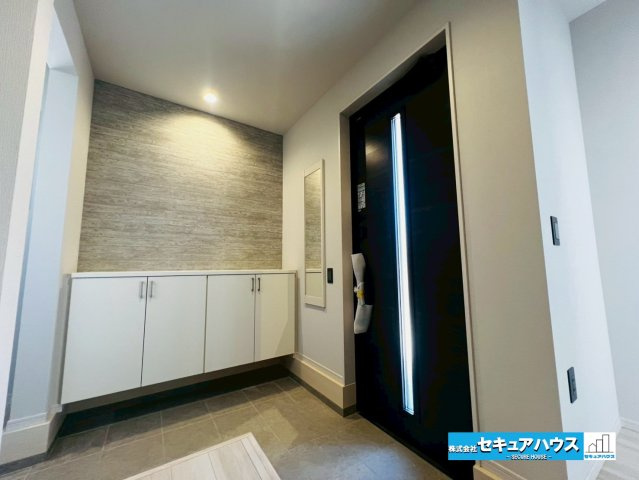 【本日ご案内可能】刈谷市井ケ谷町　全1棟の玄関|【玄関】
◆光が差し込み明るい設計です。
◆鏡付きのため身だしなみを確認してからお出かけできます。
◆玄関には、収納力のあるシューズボックスがございます。
◆ダブルロックキーで防犯面も安心♪　　　　　