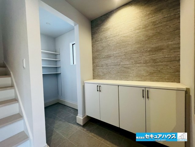 【本日ご案内可能】刈谷市井ケ谷町　全1棟の玄関|【シューズインクローゼット】
◆広々とした玄関にはシューズボックスの他にシューズインクローゼットがございます。可動棚式で、高さ調整可能♪
◆ベビーカーやお子様の遊ぶ用具、ゴルフバッグ等も収納できます。