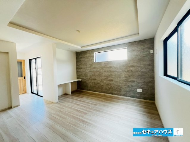 【本日ご案内可能】刈谷市井ケ谷町　全1棟の居間・リビング|【LDK18帖】
◆南東向き×2面の窓で採光・通風共に良好です。
◆スタディーカウンターは、宿題やワークスペースとして利用できます。使用しない場合でも写真を飾ったり、本を置いてお洒落な空間を作れます。