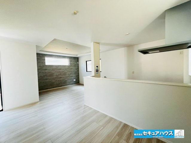 【本日ご案内可能】刈谷市井ケ谷町　全1棟の居間・リビング|【LDK18帖】
◆対面式のオープンキッチンは、家事をしながら家族の様子が一目でわかる安心＆便利設備♪
◆白基調の洗練された配色になっているため家具も選びやすく自分好みの空間がつくりやすいです。　　　