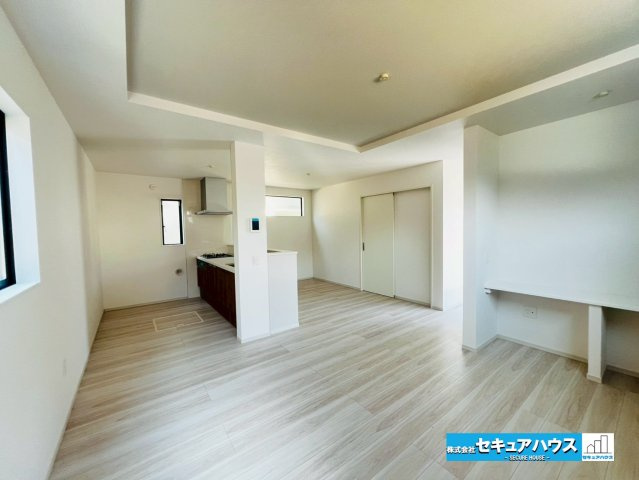 【本日ご案内可能】刈谷市井ケ谷町　全1棟の居間・リビング|【LDK18帖】
◆日当たりが良く温かい広々リビングは家族の団らんスペースになります。
◆リビングとダイニングを分かれるため、「食事」と「くつろぎ」の空間が明確に分離され生活にメリハリが生まれます。　