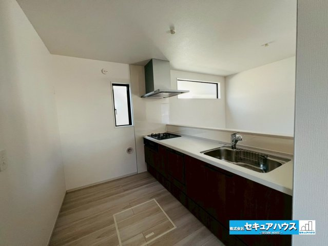 【本日ご案内可能】刈谷市井ケ谷町　全1棟のキッチン|【キッチン】
◆キッチンの窓は自然光による明るさ確保、効率的な換気をすることが可能。日中の電気代節約にもなり、食材の鮮度や料理の彩りを確認できます。
◆床下収納があるのも嬉しいポイントです。　　　　　