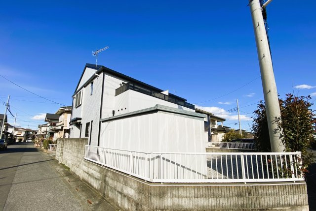 埼玉県熊谷市妻沼東２丁目　OC物件の外観|敷地内に大型の物置が設置されており、屋外用品を収納できます。