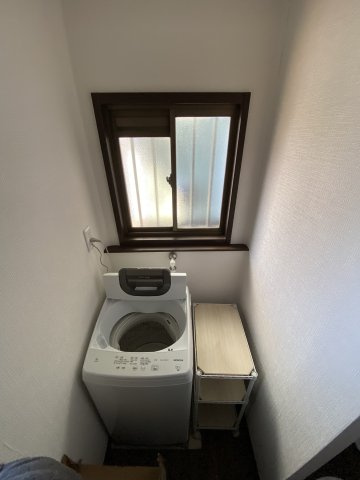 松伏町グループホームOC物件 軽量鉄骨造・一戸建のランドリースペース|専用の防水パンと小窓を設置。上部にコンセントを完備。