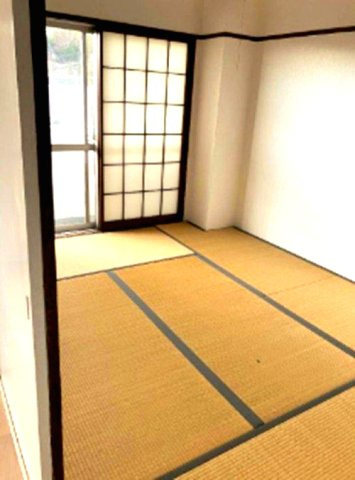 六甲ロイヤルの和室|南西に面した和室は採光・通風に優れた心地よい空間です。
