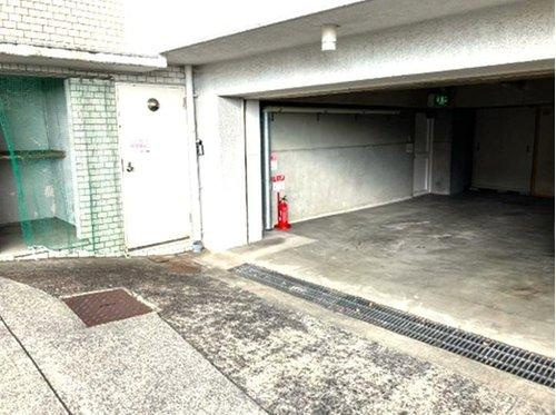 六甲ロイヤルの駐車場|専用トランクルームあり
