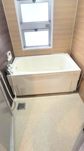 六甲ロイヤルの浴室|お風呂をすぐに温め直すことのできる、追い焚き機能付きです
