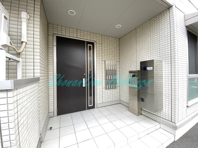 藤沢市菖蒲沢のアパートのエントランス