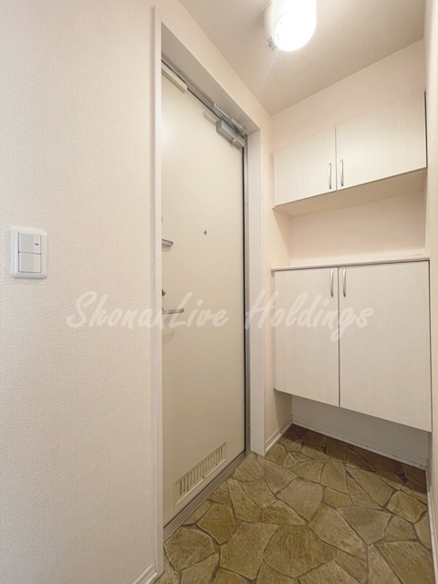 藤沢市菖蒲沢のアパートの玄関