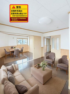 【居間・リビング】 | メゾン旭 | 本画像はAIにて加工した画像になります。実際には家具の配置はありません。