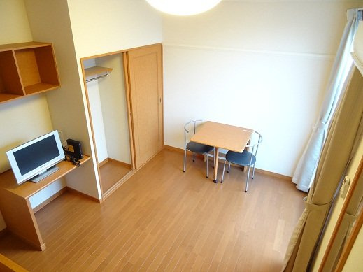 レオパレスルイソウの居間・リビング|1階居室です☆フローリングとなります。