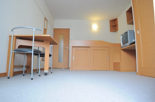 レオパレス和の居間・リビング|2F カーペット仕様　セコムセキュリティ完備（無料）