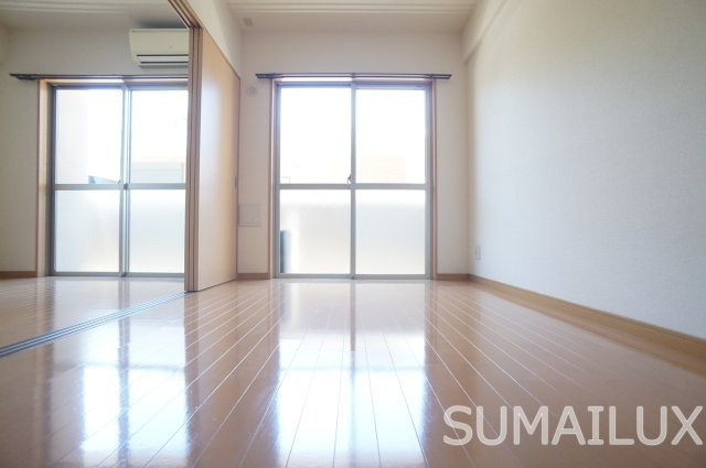 新屋敷エクシードの洋室