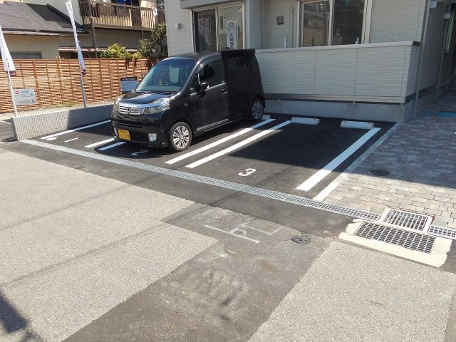 グランディール・ロジェの駐車場