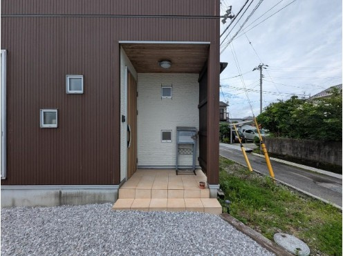 土佐市高岡町乙　中古一戸建ての玄関|雨に濡れにくい奥行きポーチ設計の住まい